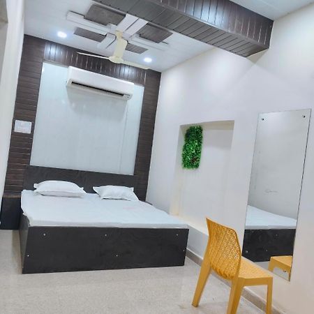 Hotel Crystal Dreams Mathura Exterior photo