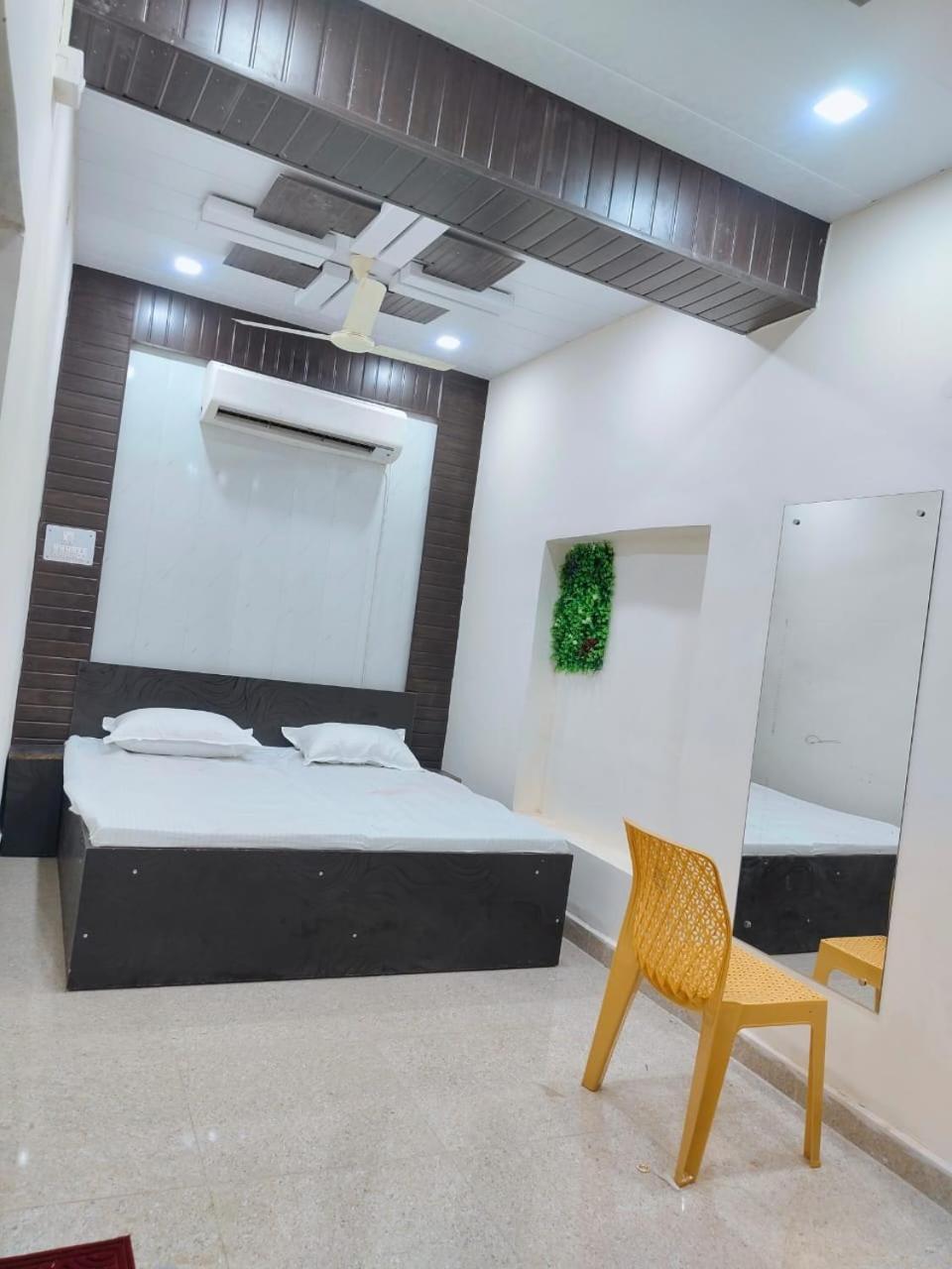 Hotel Crystal Dreams Mathura Exterior photo