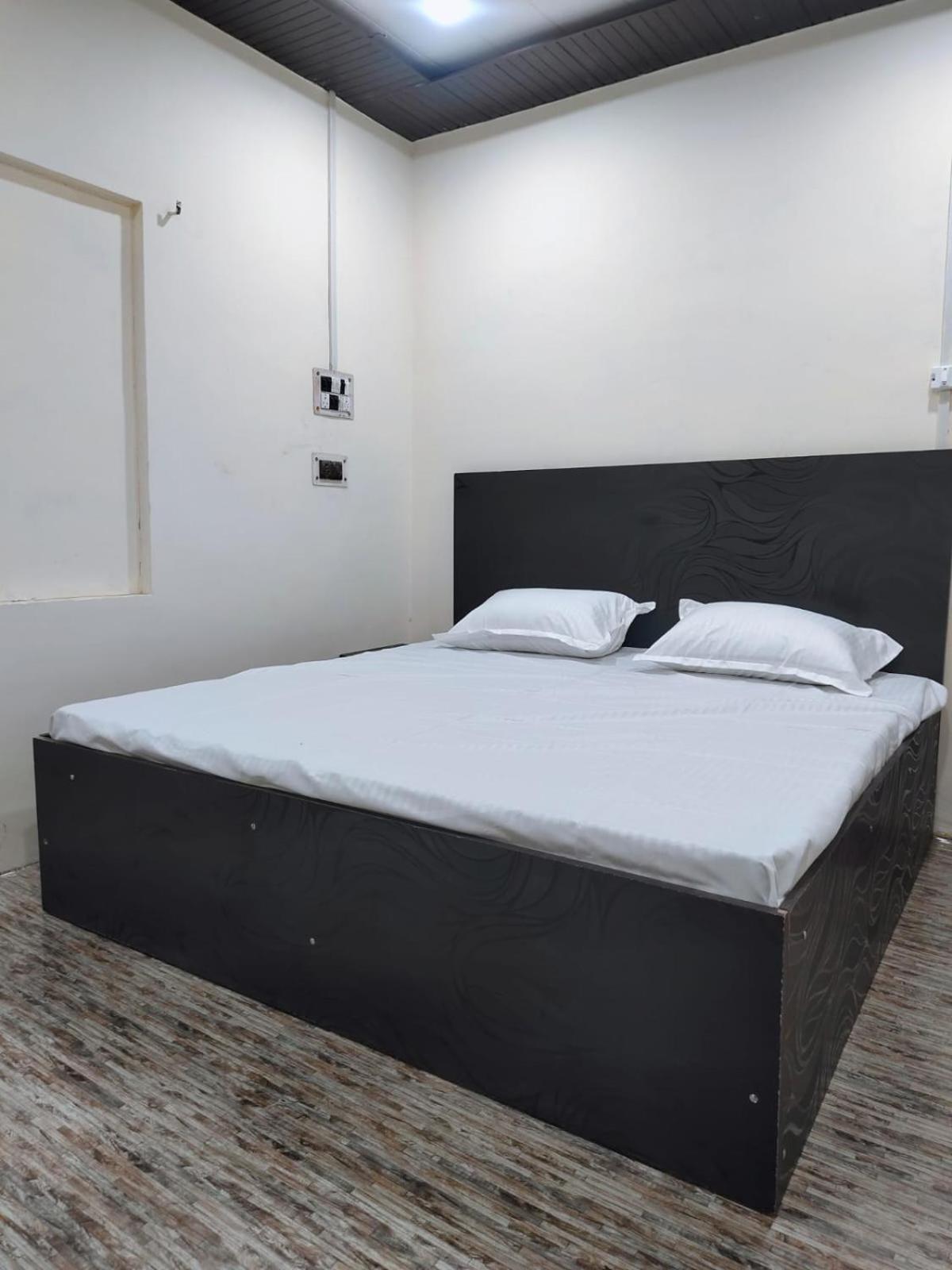 Hotel Crystal Dreams Mathura Exterior photo