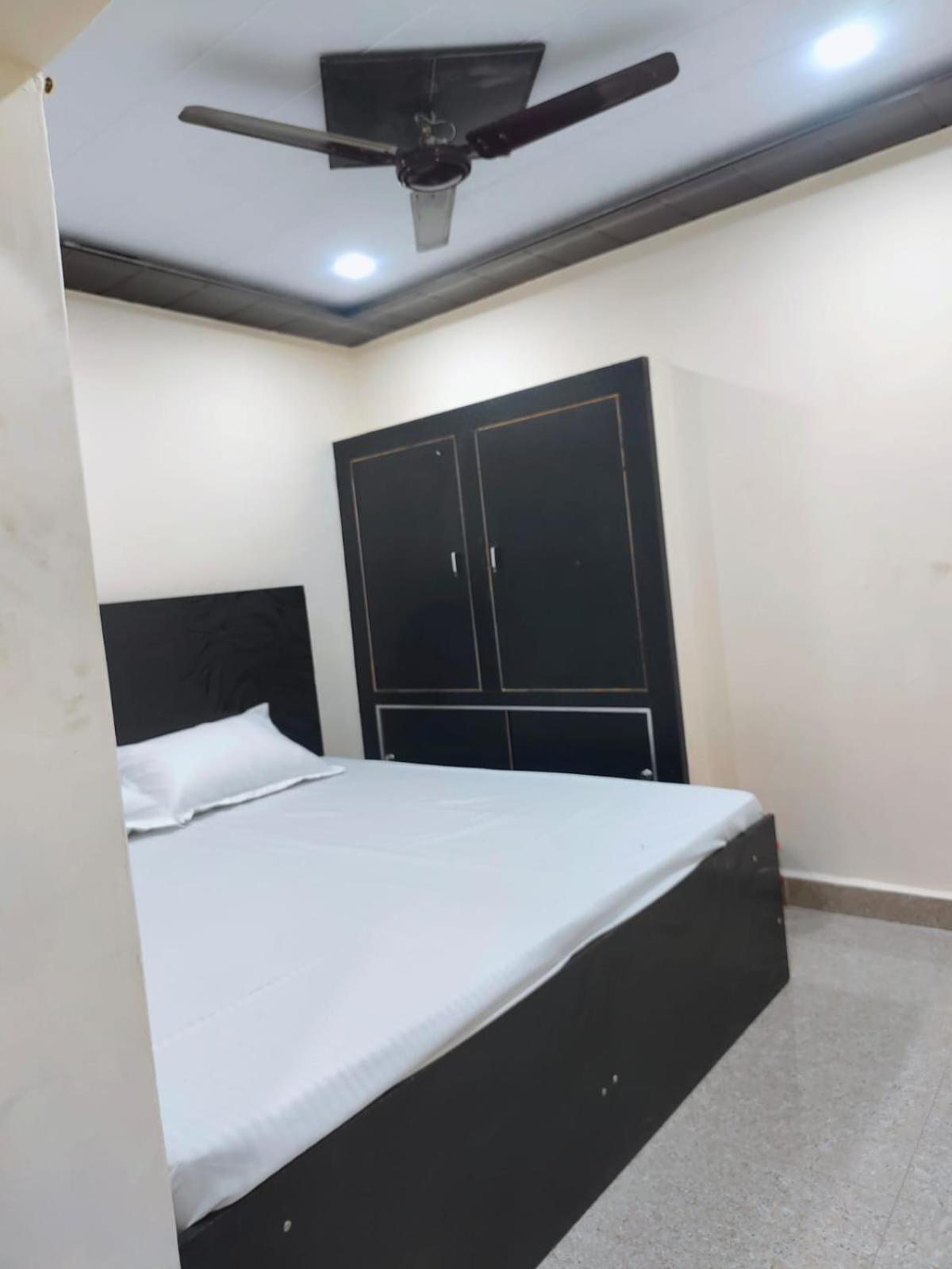 Hotel Crystal Dreams Mathura Exterior photo